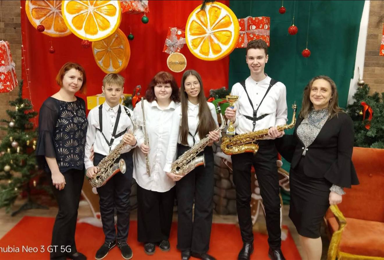 діти, музичні інструменти, сцена