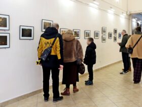 люди, картини, стіна