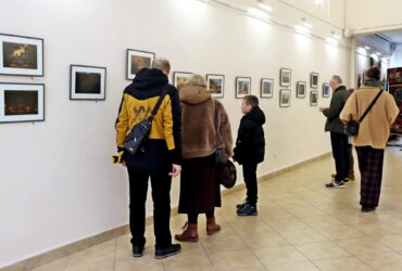 люди, картини, стіна