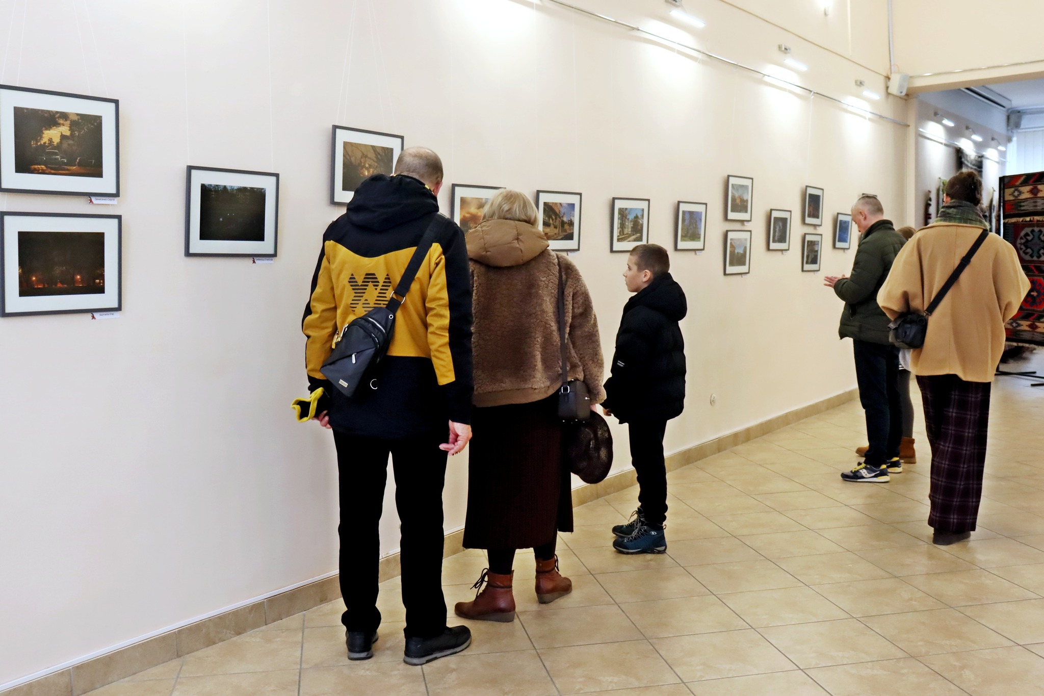 люди, картини, стіна