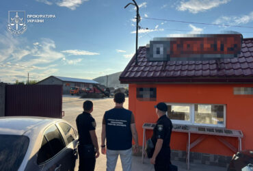 правоохоронці, будинки, небо