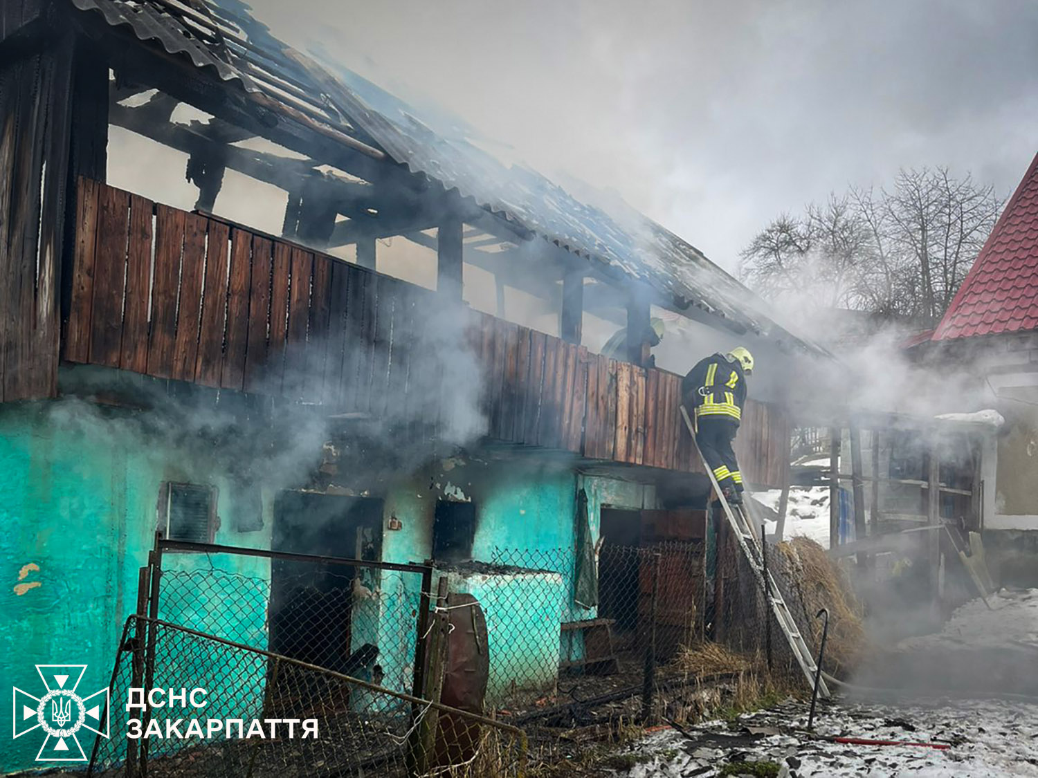 споруда, дим , вогнеборці
