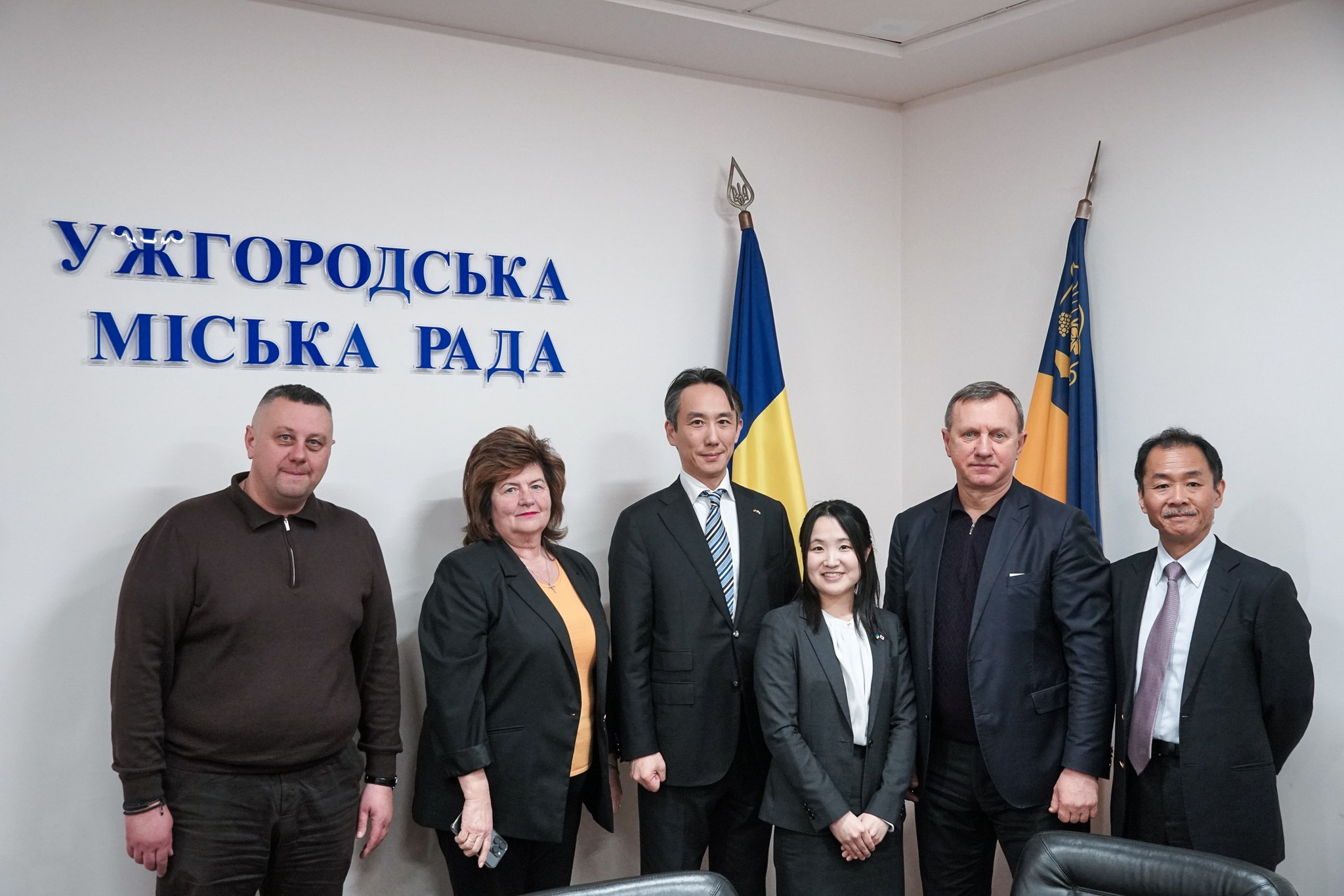 люди, прапори, кімната