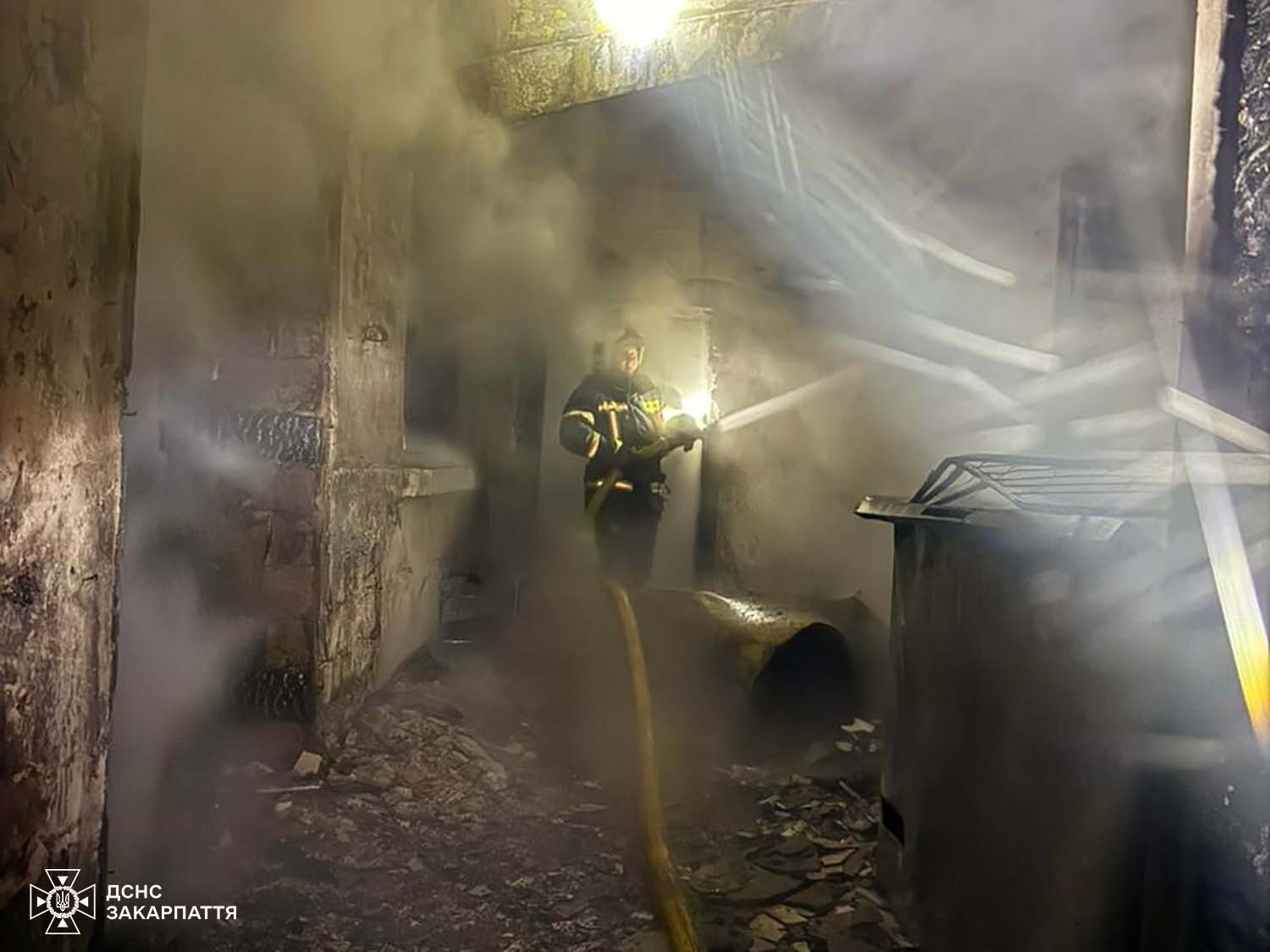 дим, споруда, рятувальник