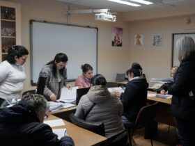 люди, столи, кабінет