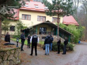 люди, будинок, дерева