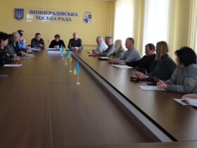 люди, кабінет, стіл