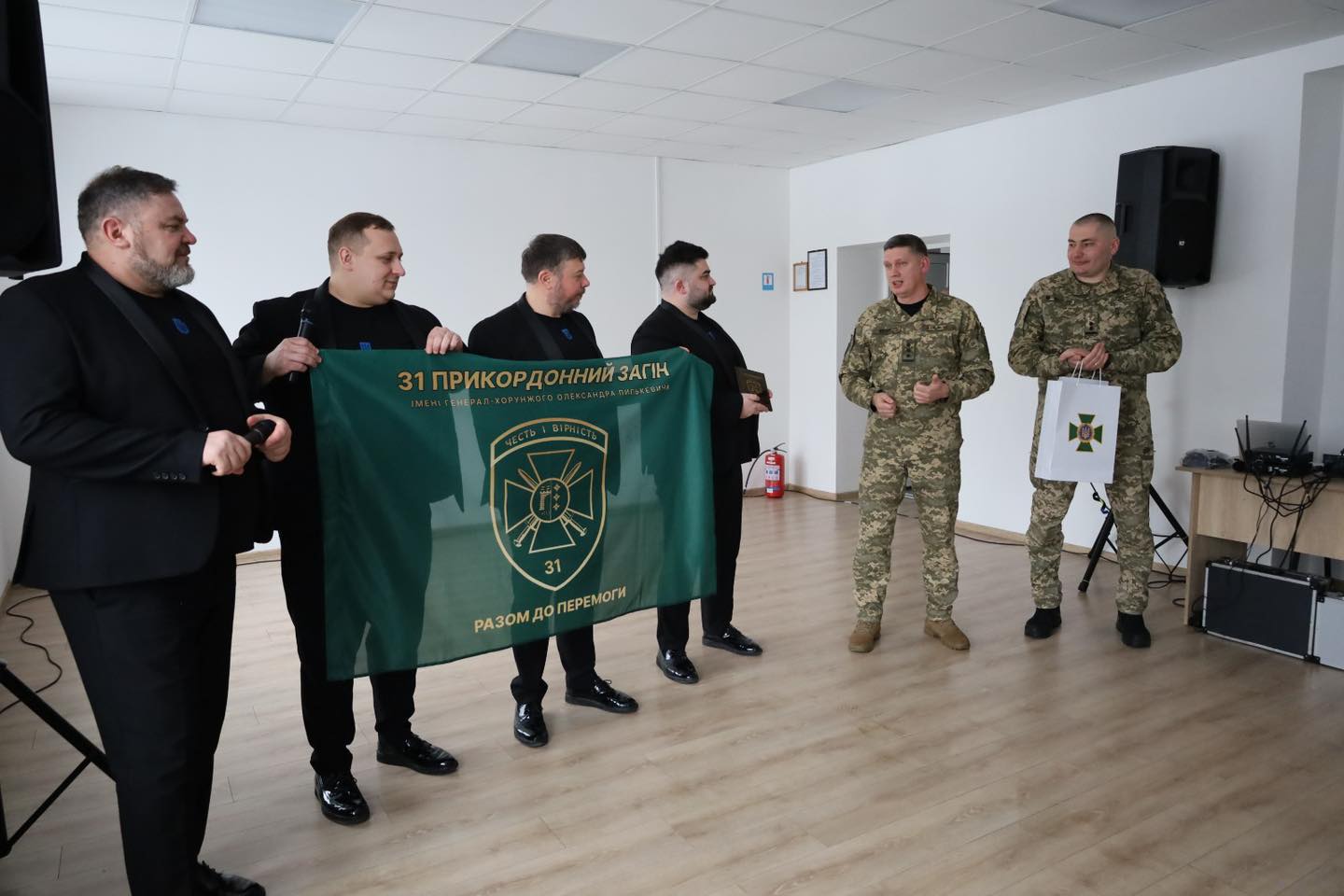 чоловіки, сцена, подія