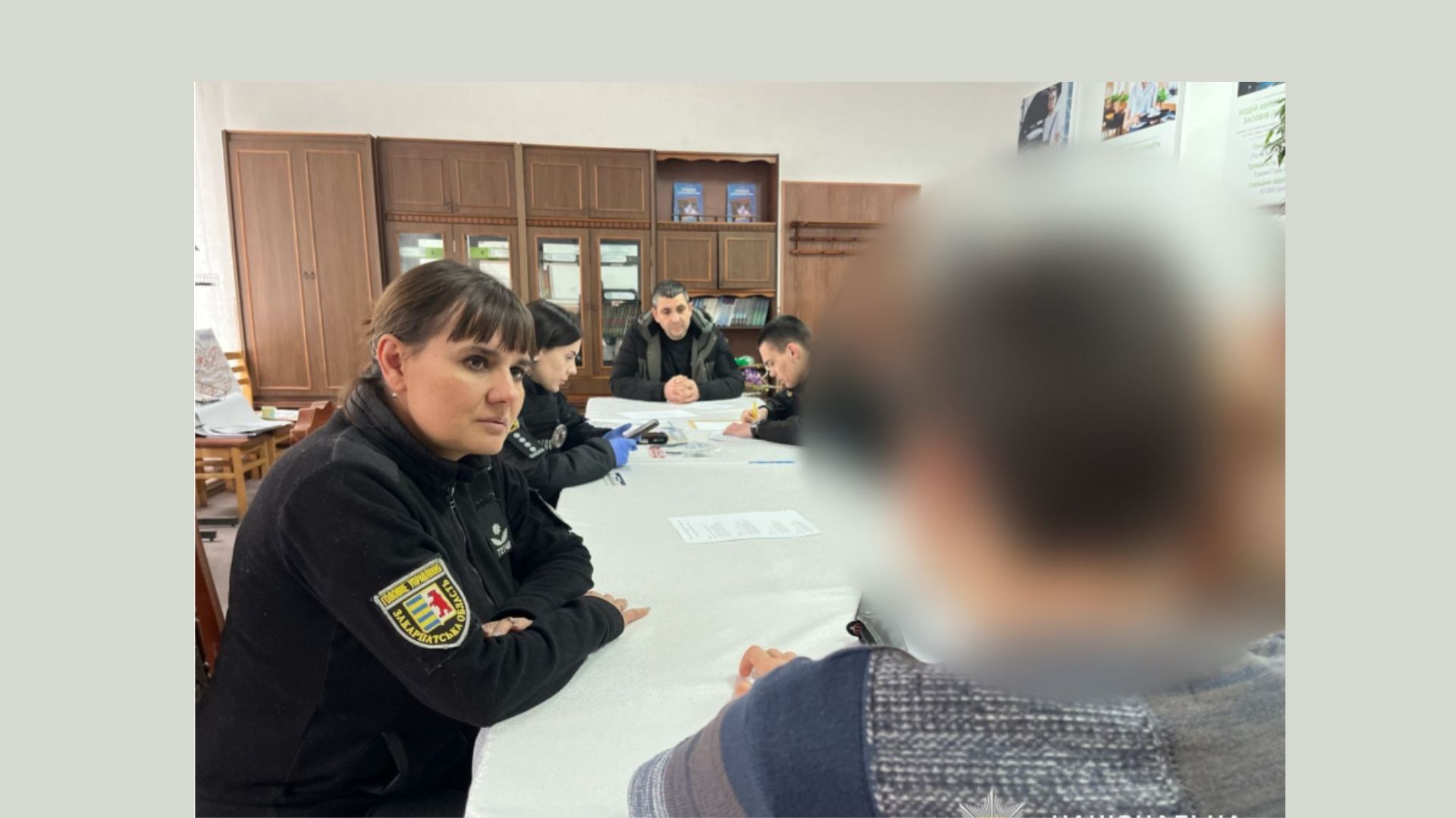 кабінет, правоохоронці, хлопець