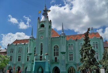 старовинна будівля, ялинка, небо