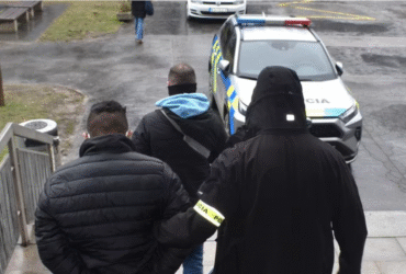 люди, автівка, вулиця