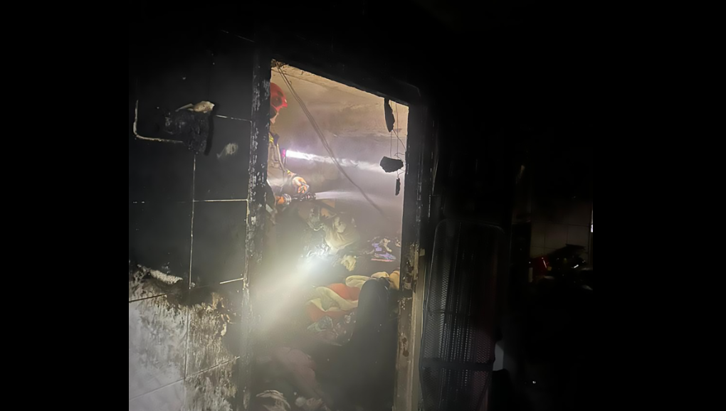 пройма дверей, дим, ніч