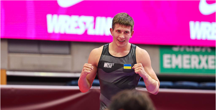 хлопець, спортивний зал