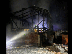 ніч, пошкодженна споруда, дим