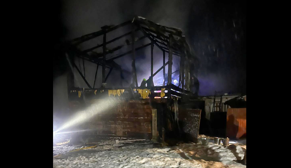 ніч, пошкодженна споруда, дим