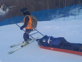 рятувальник, потерпілий, лижі, сніг