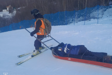 рятувальник, потерпілий, лижі, сніг
