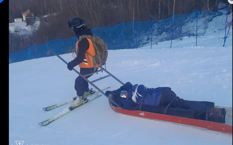 рятувальник, потерпілий, лижі, сніг