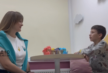 жінка, хлопчик, стіл, іграшки