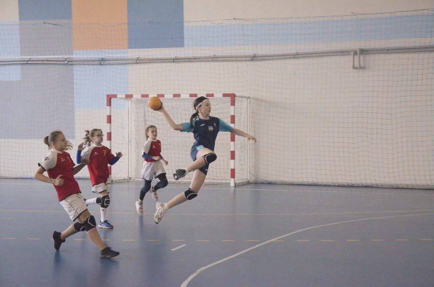 діти, м'яч, дія