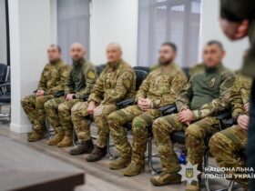 чоловіки, кабінет, вікна