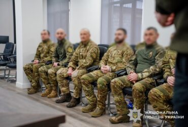 чоловіки, кабінет, вікна