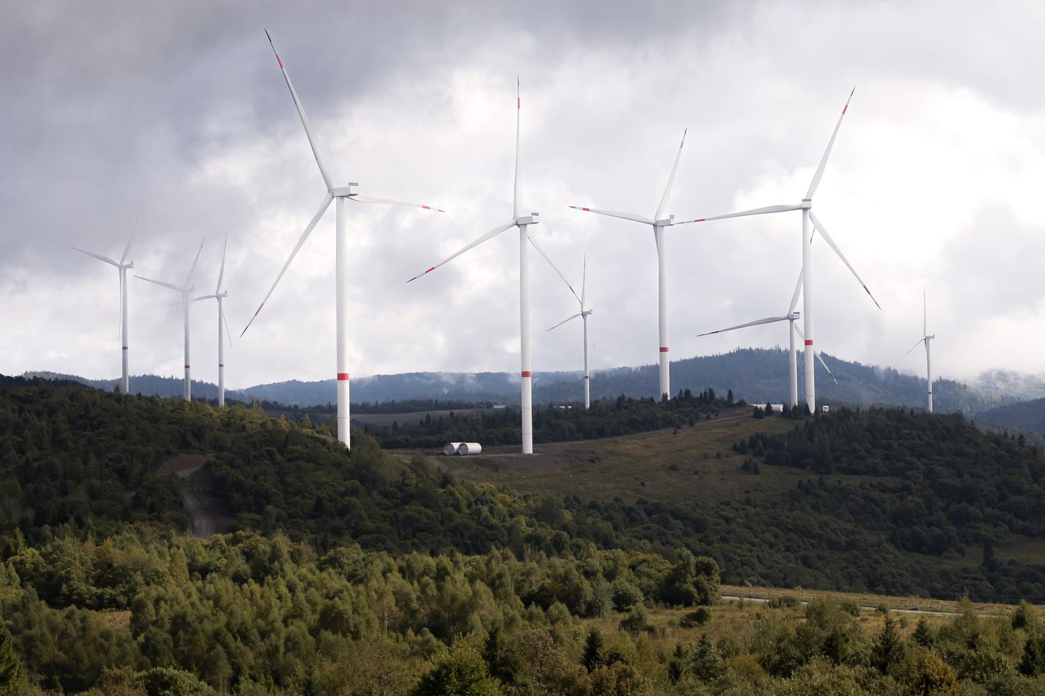 вітряки, гори, небо