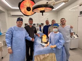 лікарі, операційна, лампи