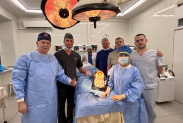 лікарі, операційна, лампи