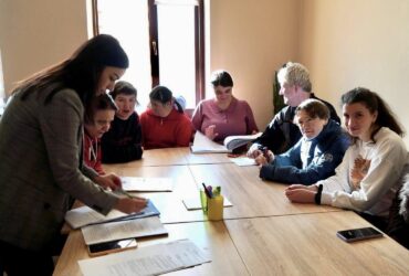 люди, кімната, стіл