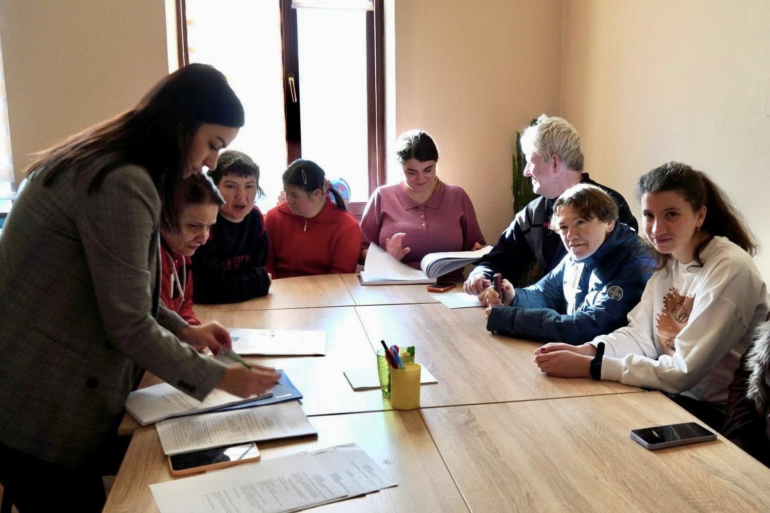 люди, кімната, стіл