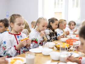 діти, стіл, посуд, їжа