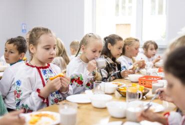 діти, стіл, посуд, їжа