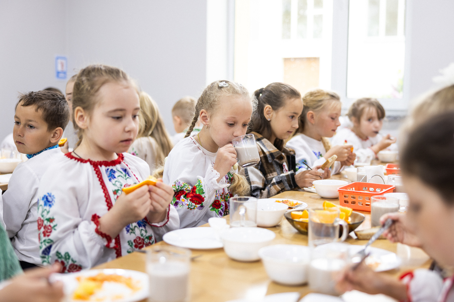 діти, стіл, посуд, їжа