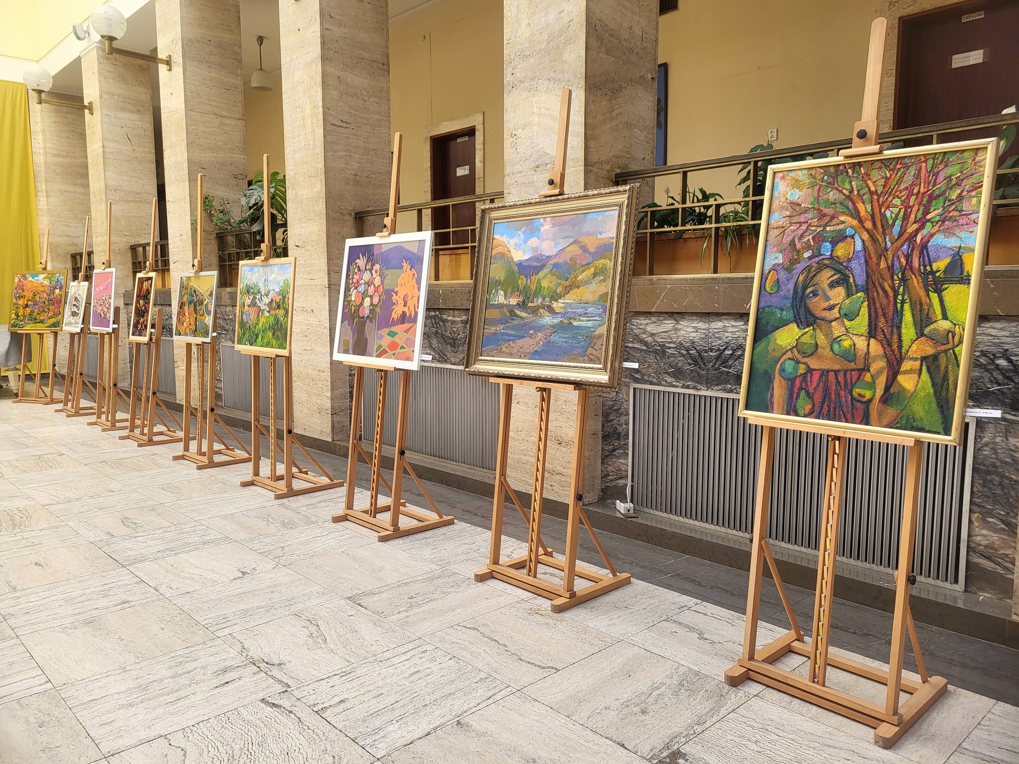 зал, картини, колони