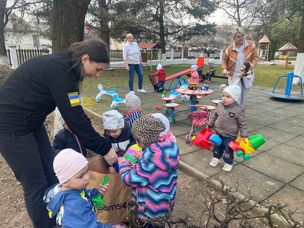 діти, жінки, іграшки, садочок