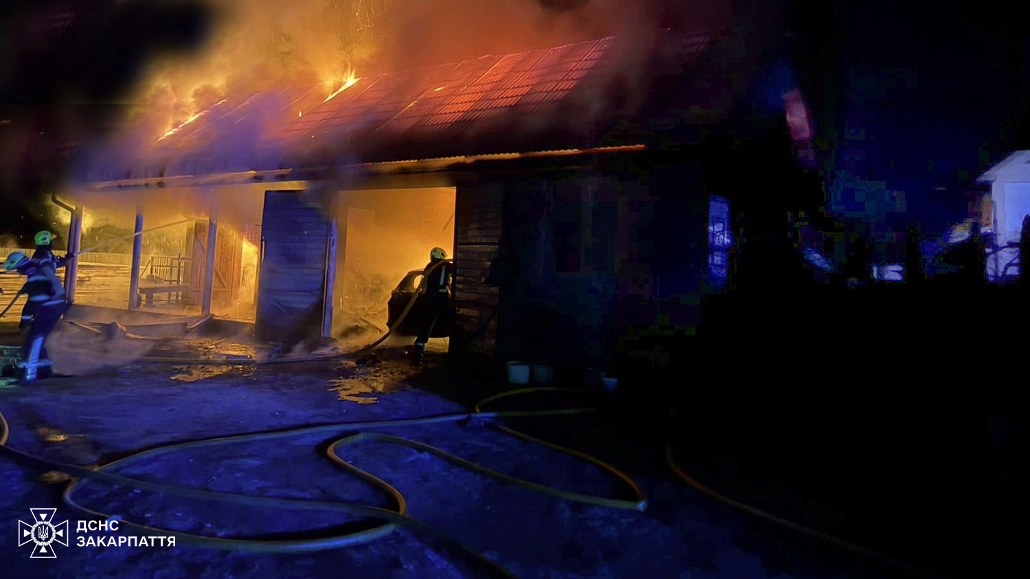 будинок, вогонь, ніч