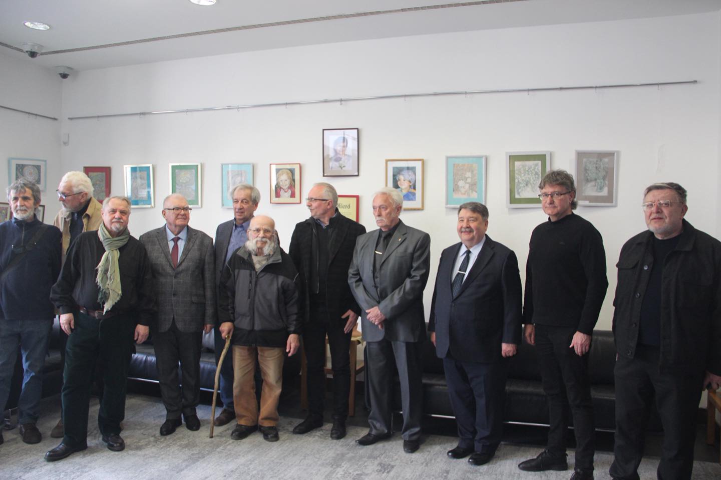 люди, стіна, картини