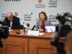 чоловік, жінка, стіл, приміщення