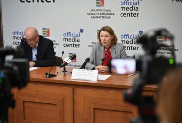 чоловік, жінка, стіл, приміщення