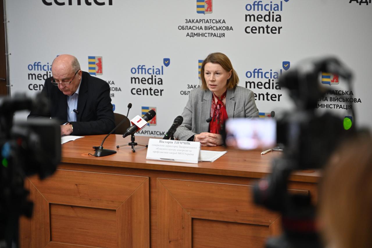 чоловік, жінка, стіл, приміщення