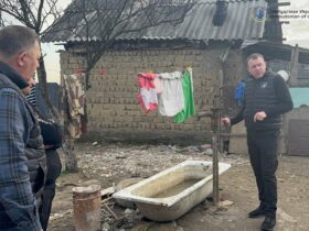 чоловіки, будинок, двір