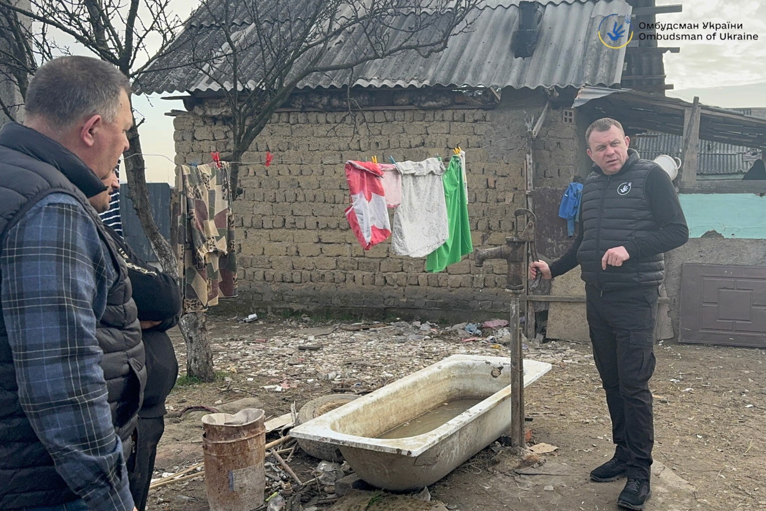 чоловіки, будинок, двір