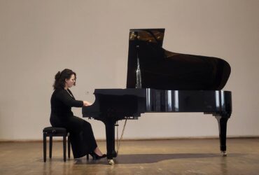 жінка, рояль, сцена