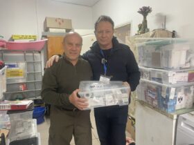 чоловіки, кімната, пакунки