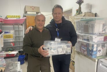 чоловіки, кімната, пакунки