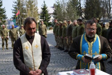 люди, дерева, майдан, дія