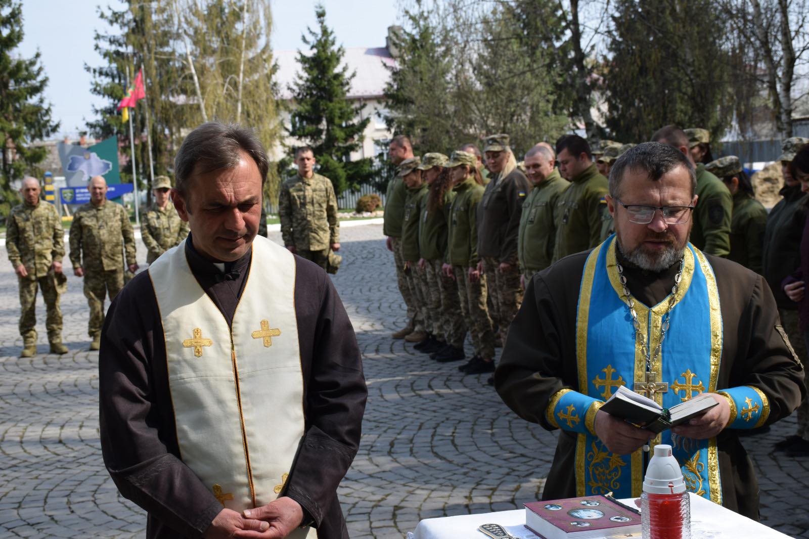 люди, дерева, майдан, дія