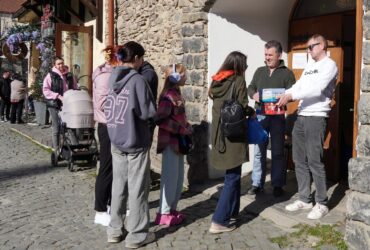 люди, черга, пакунки