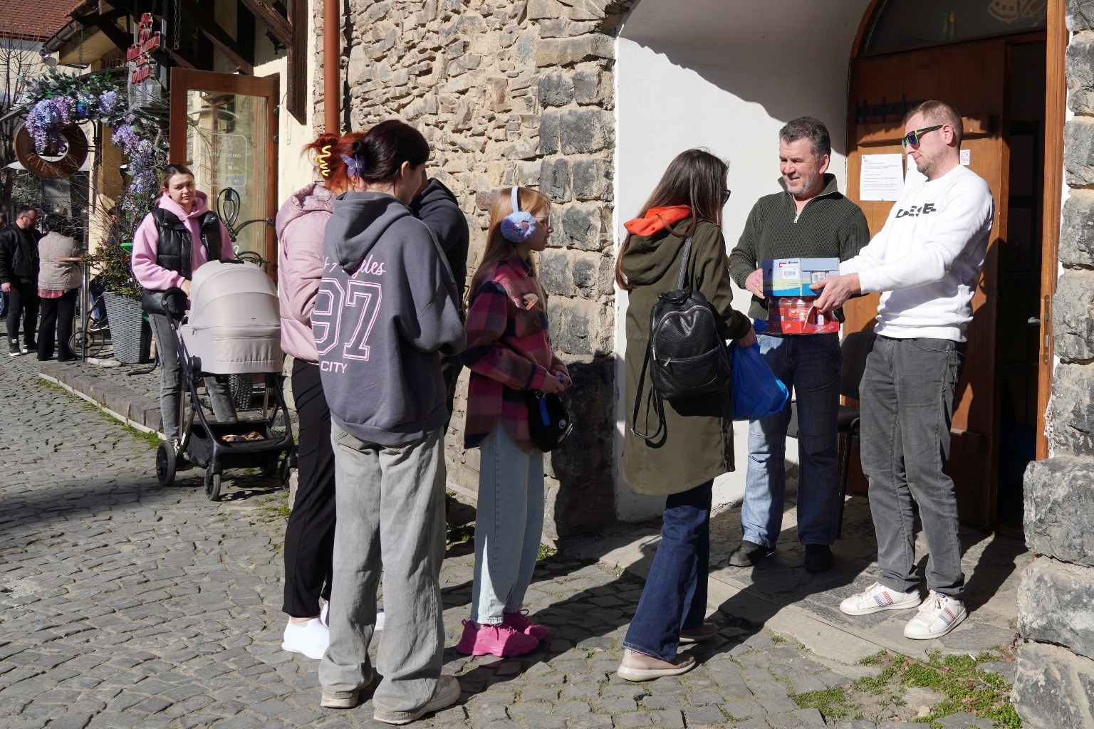 люди, черга, пакунки